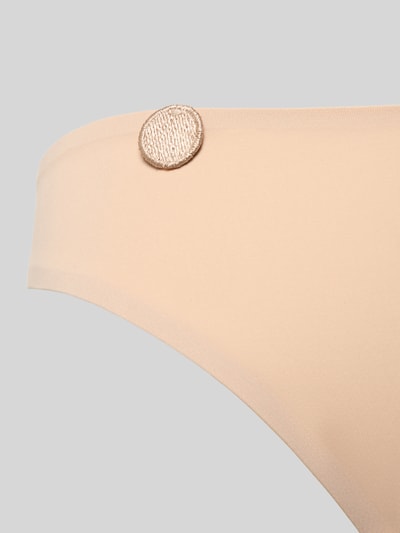 Productfoto, Slip met Label-Detail van Marie Jo, beige kleur, zachte stretch stof, nauwsluitend, detailopname, comfortabele pasvorm.