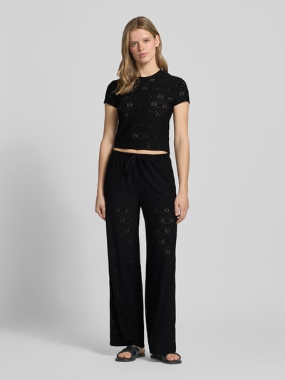 Frauenmodel trägt Relaxed Fit T-Shirt mit Ausbrenner-Effekt Model 'SMILLA' von Only, schwarz, kurzarm, Rundhals, Ganzkörperansicht von vorne.