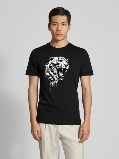 Männermodel trägt T-Shirt mit Label-Detail von Antony Morato in Schwarz, reine Baumwolle, Regular-Fit, gerippter Rundhalsausschnitt, Ganzkörperansicht von vorne. Rückenlänge bei Größe M: 70 cm.