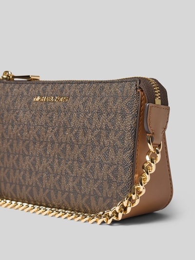Produktfoto, Shoulder Bag mit Logo-Applikation Modell 'Jet Set' von MICHAEL Michael Kors in Braun mit Allover-Logo-Print, goldfarbener Gliederkette, strukturierte Oberfläche
