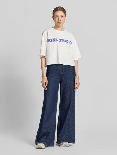Vrouwenmodel draagt 'Cropped Boxy Fit T-Shirt met Label-Print' van Smith and Soul in wit, boxy fit, van katoen, ronde hals, voorkantopname,