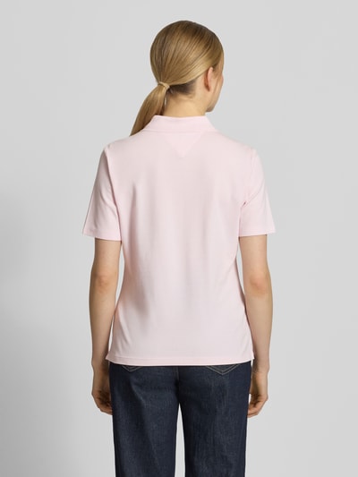 Vrouwenmodel draagt Regular Fit Poloshirts uit katoenmix van Tommy Hilfiger, look: effen, korte mouw, piqué, rugaanzicht, productcontext.
