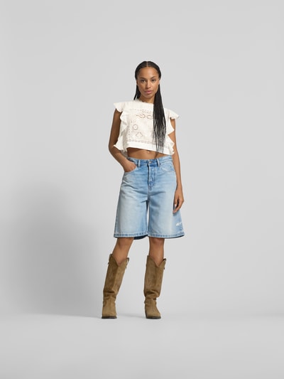 Frauenmodel trägt Crop Top mit Spitzen-Anteil von Self-Portrait, weiß mit Struktur-Muster, Materialmix, ärmellos, Gerade Passform, Nahaufnahme Ganzkörperansicht von vorne.