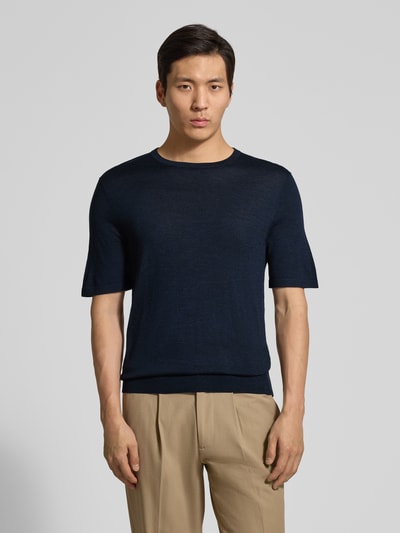 Mannenmodel draagt Strickshirt met ronde halslijn model 'Connor' van Tiger Of Sweden, slim fit, pure katoen, voorkant volledig lichaam.