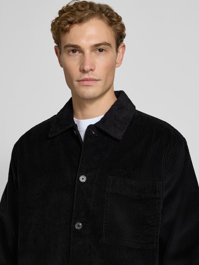 Männermodel trägt schwarzes Regular Fit Hemdjacke aus Baumwoll-Mix Modell 'OTTO' von Selected, Herren Freizeithemd, Nahaufnahme Oberkörper.