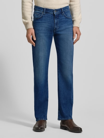 Männermodel trägt Jeans mit Eingrifftaschen Modell 'Clint' von Brax, Baumwoll-Mix mit Stretch-Anteil, Regular-Fit, Ganzkörperansicht von vorne.