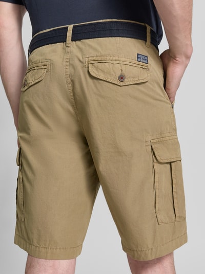 Männermodel trägt Regular Fit Bermudas mit Cargo-Taschen von Petrol in Khaki aus reiner Baumwolle, Gesäßtaschen, Ganzkörperansicht Rückansicht.