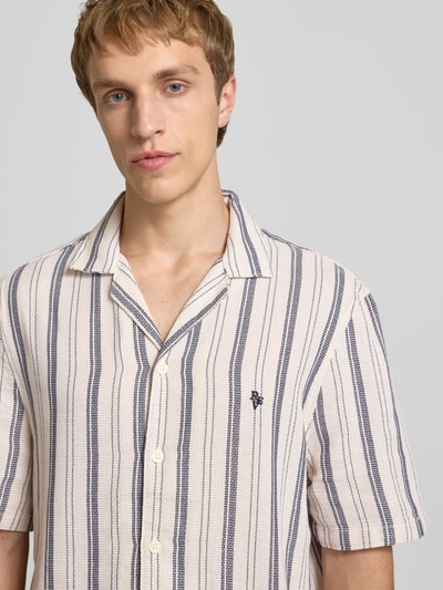Männermodel trägt Relaxed Fit Freizeithemd mit Logo-Stitching von REVIEW, helle Streifenoptik, Reverskragen, Knopfleiste, Nahaufnahme Oberkörper. Rückenlänge bei Größe M: 69 cm, Schulterbreite bei Größe M: 49 cm, Ärmellänge bei Größe M: 27 cm.