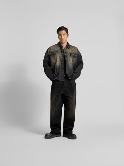 Männermodel trägt Slim Fit Anzugsakko mit Woll-Anteil Modell 'SLIM-MAX LANO' von SELECTED HOMME, Melange-Optik, Twill, Ganzkörperansicht von vorne.