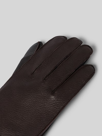 Produktfoto, Lederhandschuhe aus echtem Leder Modell 'Wilhelmshaven' von Roeckl, dunkelbraun, Strukturmuster, elastisches Rippbündchen, Riegel mit Label-Detail
