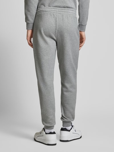 PUMA PERFORMANCE Sweatpants mit Logo-Stitching Mittelgrau Melange 5