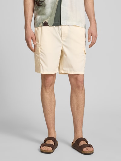 Männermodel trägt Regular Fit Cargoshorts mit Baumwoll-Anteil von Only & Sons, unifarben, Popeline, seitliche Cargotaschen, Nahaufnahme Oberschenkel.