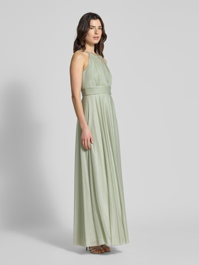 Frauenmodel trägt Regular Fit Abendkleid aus Glitzer-Mesh von Jake*s Cocktail in zartgrün mit Schlüssellochausschnitt, Falten-Optik, Taillierte Passform und Nahtreißverschluss, Fließende Textur mit dezentem Glitzer, Rückenlänge 152 cm, Brustweite 37 cm, Ganzkörperansicht von vorne.