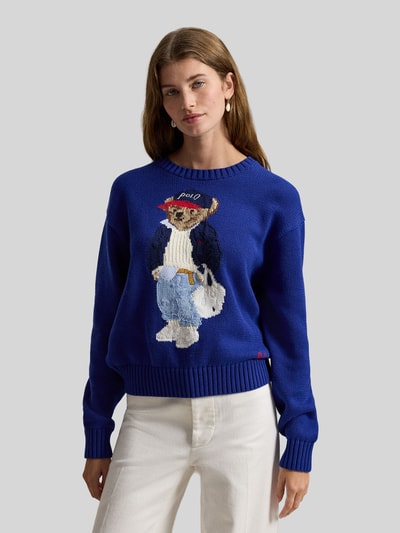 Frauenmodel trägt Regular Fit Strickpullover mit Polo-Bear-Intarsia von Polo Ralph Lauren in Unifarben, Baumwollstrick, Ganzkörperansicht von vorne.