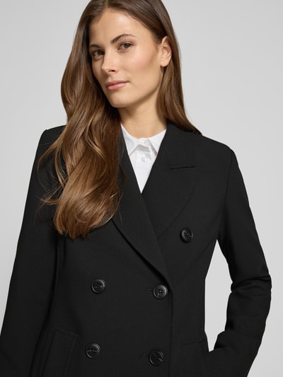 Frauenmodel trägt Regular Fit Mantel mit Viskose-Anteil von Fuchs Schmitt in Schwarz, doppelte Knopfleiste, Nahaufnahme Oberkörper.