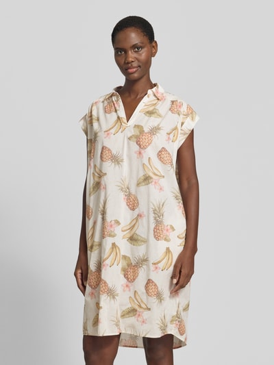 Frauenmodel trägt Hemdblusenkleid aus Baumwolle mit V-Ausschnitt von Emily Van den Bergh, gerader Schnitt, Allover-Muster, Ganzkörperansicht von vorne.