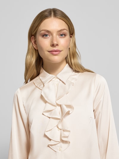 Frauenmodel trägt Schluppenbluse mit Hemdblusenkragen von More & More aus Satin, durchgehende Knopfleiste, Brustabnäher, Nahaufnahme Oberkörper