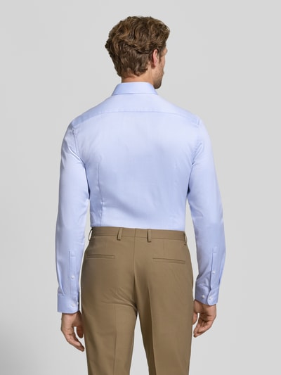 Männermodel trägt Super Slim Fit Businesshemd in Premiumqualität von Jake*s in Hellblau zu beigefarbener Hose, Ganzkörperansicht Rückansicht.