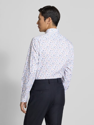 Männermodel trägt Regular Fit Businesshemd aus Baumwolle mit Kentkragen von OLYMP, gemustert, Rückenlänge 80 cm, Ganzkörperansicht Rückansicht.