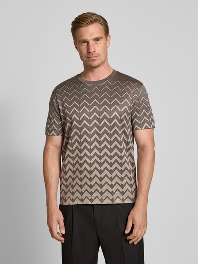 Männermodel trägt T-Shirt mit Rundhalsausschnitt von Emporio Armani im Zickzackmuster, Baumwoll-Lyocell-Mix, gerade Form, Ganzkörperansicht von vorne.