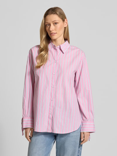 Frauenmodel trägt Oversized Hemdbluse aus reiner Baumwolle von Tom Tailor Denim, mehrfarbig gestreift, Popeline, Ganzkörperansicht von vorne.