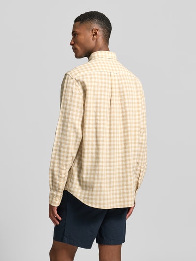 Męski model nosi Regular Fit Leinenhemd mit Baumwoll-Anteil Modell 'GINGHAM' od Gant w kolorze kremowo-beżowym, widok z tyłu, Ganzkörperansicht Rückansicht. Koszula z mieszanki lnu i bawełny, krój regular fit, pełna lista guzików, kołnierzyk button-down, kieszeń na piersi z logo, długi rękaw, zaokrąglony dół, długość tyłu w rozmiarze M: 66 cm, szerokość w rozmiarze M: 46 cm, długość rękawa w rozmiarze M: 64 cm.