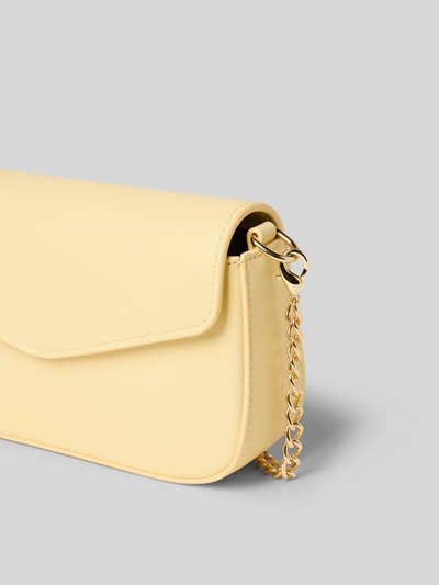 Produktfoto, Crossbody Bag mit Innenfach Modell 'VANJA' von Seidenfelt in zartgelber Farbe, glatte Oberfläche, goldfarbener Kettenriemen, seitliche Detailaufnahme, Hauptfach mit Überschlag und Magnetverschluss, kompaktes Design 19x12x5 cm, Innenfach mit Reißverschluss, abnehmbarer Schulterriemen 115 cm.