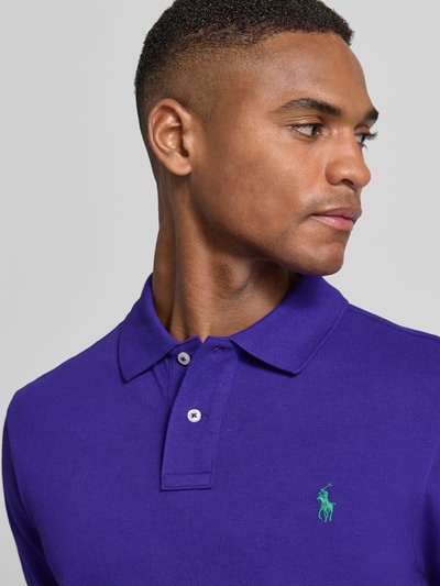 Männermodel trägt Slim Fit Poloshirt aus reiner Baumwolle von Polo Ralph Lauren, Optik: Unifarben, Logo-Stitching, Polokragen, Kurzarm, Piqué, Nahaufnahme Oberkörper
