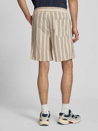 Männermodel trägt Loose Fit Shorts aus reiner Baumwolle Modell 'CRUZ' von Only & Sons, Seersucker, Optik: Unifarben, Ganzkörperansicht Rückansicht.