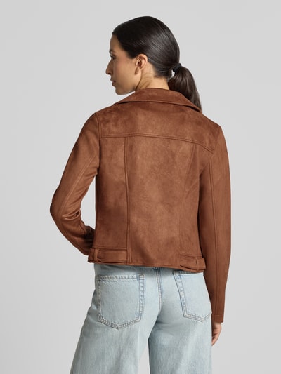Vrouwenmodel draagt Regular Fit kunstleerjack met riemen aan de taille model 'JOSE' van VERO MODA, dames leer- / kunstleerjack, volledige achteraanzicht