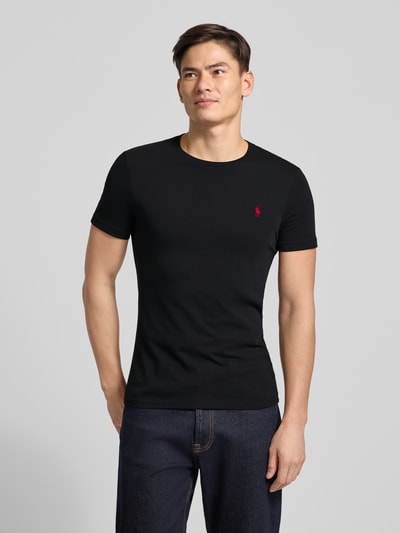 Männermodel draagt T-Shirt met Label-Stitching van Polo Ralph Lauren, zwart katoen, regular fit, ribboord, bovenlichaam close-up, voorkant.