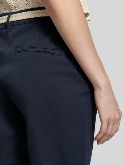 Frauenmodel trägt Chino-Shorts mit Gürtel von MAC aus Baumwoll-Elasthan-Mix, Regular-Fit, Eingrifftaschen, Nahaufnahme Hüfte.