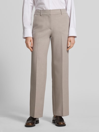 Frauenmodel trägt Wide Leg Stoffhose mit Viskose-Anteil Modell 'RITA' von Selected Femme in Melange-Optik, Ganzkörperansicht von vorne. Passform Wide Leg, Bügelfalten, Gürtelschlaufen, seitliche Eingrifftaschen, angedeutete Gesäßtaschen.