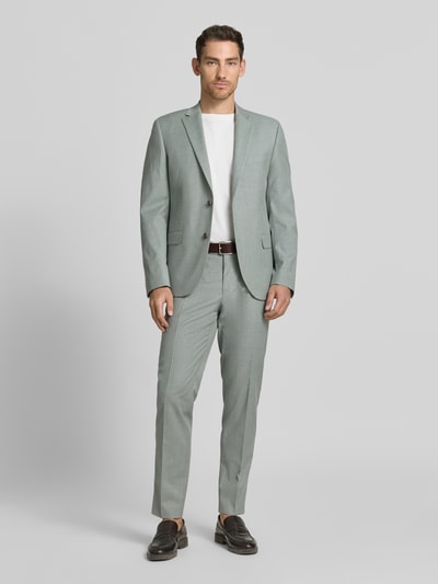 Männermodel trägt Regular Fit Stoffhose mit Bügelfalten von bugatti, hellgrau, Baumwoll-Mix, Eingriffstaschen, Knopf-Reißverschluss, Ganzkörperansicht von vorne. Bundweite bei Größe 50: 42 cm, Innenbeinlänge bei Größe 50: 80 cm.