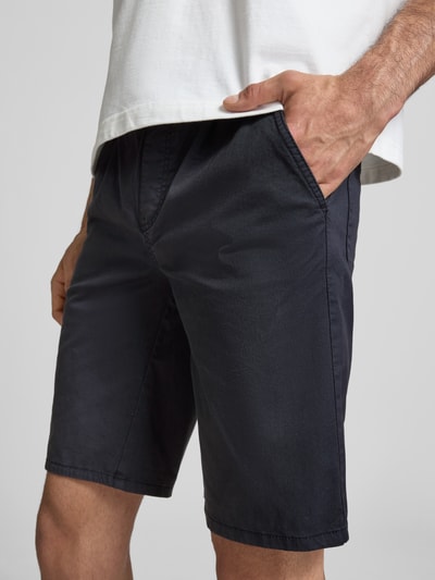 Männermodel trägt Regular Fit Shorts mit elastischem Bund Modell 'MARCO' von Blend, Baumwoll-Elasthan-Mix, Nahaufnahme Oberkörper. Herren Shorts, Bundweite 39 cm, Innenbeinlänge 27 cm, Größe M.