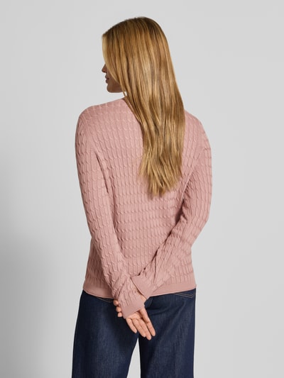 Frauenmodel trägt Slim Fit Strickpullover mit Zopfmuster von Christian Berg Woman in Rosa, Struktur aus Baumwoll-Mix, Ganzkörperansicht Rückansicht.