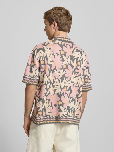 Männermodel trägt mehrfarbiges Relaxed Fit Freizeithemd aus Baumwoll-Mix Modell 'DUKE' von Only & Sons mit floralem Muster, Ganzkörperansicht Rückansicht.