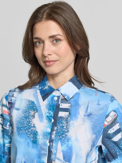 Frauenmodel trägt Regular Fit Hemdbluse mit Allover-Motiv-Print von Marc Cain aus Reine Baumwolle, Nahaufnahme Oberkörper.