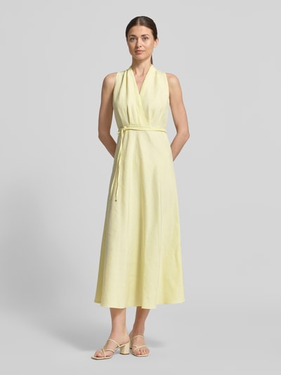 Frauenmodel trägt Midikleid mit V-Ausschnitt und Bindegürtel von Luisa Cerano im Material-Mix mit Leinen-Anteil, A-Linie, Ganzkörperansicht von vorne.