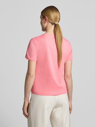 Frauenmodel trägt Regular Fit T-Shirt aus reiner Baumwolle von Tom Tailor in Optik: Unifarben, Motiv-Print, Rundhals-Ausschnitt, Kurzarm, Ganzkörperansicht Rückansicht.