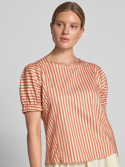 Frauenmodel trägt Regular Fit Bluse im Allover-Look von Fynch-Hatton, reine Baumwolle, orange-weiß gestreift, Puffärmel, Rundhalsausschnitt, Nahaufnahme Oberkörper.
