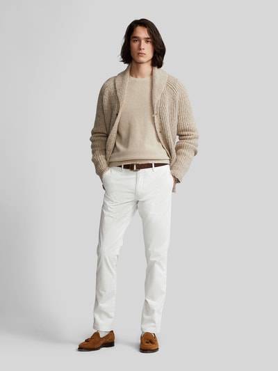 Männermodel trägt Slim Fit Chino aus Baumwoll-Mix von Polo Ralph Lauren, unifarben, mit 5-Pocket-Design in Weiß, Ganzkörperansicht von vorne.