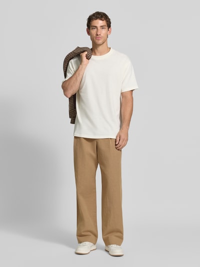 Männermodel trägt Relaxed Fit Stoffhose aus Baumwoll-Leinen-Mix von Paul Smith in Beige, glatte Struktur, Eingriff- und Gesäßtaschen, Ganzkörperansicht von vorne.
