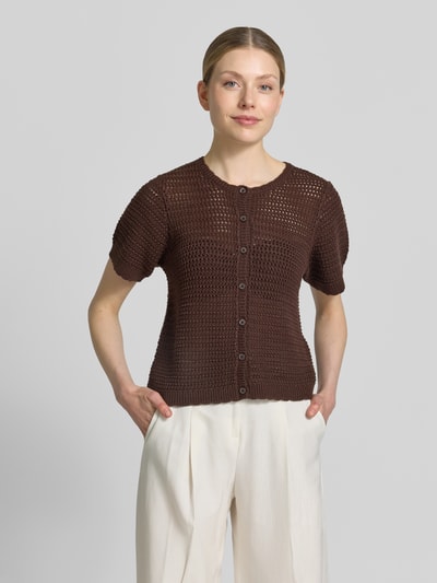 Frauenmodel trägt Cardigan mit Knopfleiste Modell 'Tota' von FREE/QUENT in Braun, Grobstrick, kurzer Schnitt, Rundhalsausschnitt, Ganzkörperansicht von vorne.