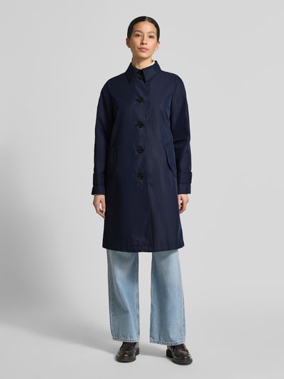 Vrouwenmodel draagt Regular Fit Trenchcoat aus Baumwoll-Mix van s.Oliver RED LABEL, unikleuren, twill, katoenen materiaal, lange mouwen, voorkant, volledige lichaamsweergave.