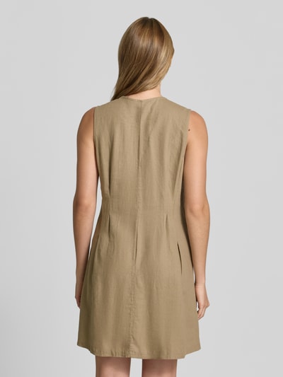 Frauenmodel trägt Minikleid aus Leinen-Viskose-Mix Modell 'LINNO' von ICHI in Hellbraun, gerader Schnitt, strukturierte Oberfläche, Ganzkörperansicht Rückansicht.
