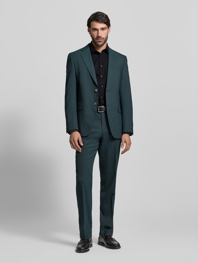Männermodel trägt Regular Fit Businesshemd mit Kentkragen von Christian Berg Men, Schwarz, Elastischer Baumwoll-Mix, Ganzkörperansicht von vorne.