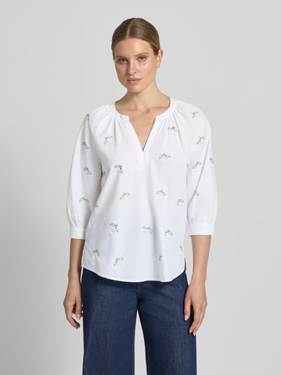 Frauenmodel trägt Regular Fit Tunikabluse mit Stitchings und 3/4-Arm von Oui aus Reine Baumwolle im Allover-Look, V-Ausschnitt, Ganzkörperansicht von vorne.