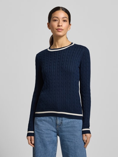 Vrouwenmodel draagt 'Strickpullover mit gerippten Abschlüssen' van Christian Berg Woman, katoenmix, regular fit, ronde hals, vooraanzicht busteshot.