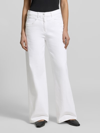 Vrouwenmodel draagt Flared Fit Jeans met steekzakken Model 'Laura' van Raphaela By Brax in wit katoenmix, model met achterzakken, knoop- en ritssluiting, bandwijdte maat 36: 44 cm, binnenbeenlengte maat 36: 79 cm, geheel beeld van voren.